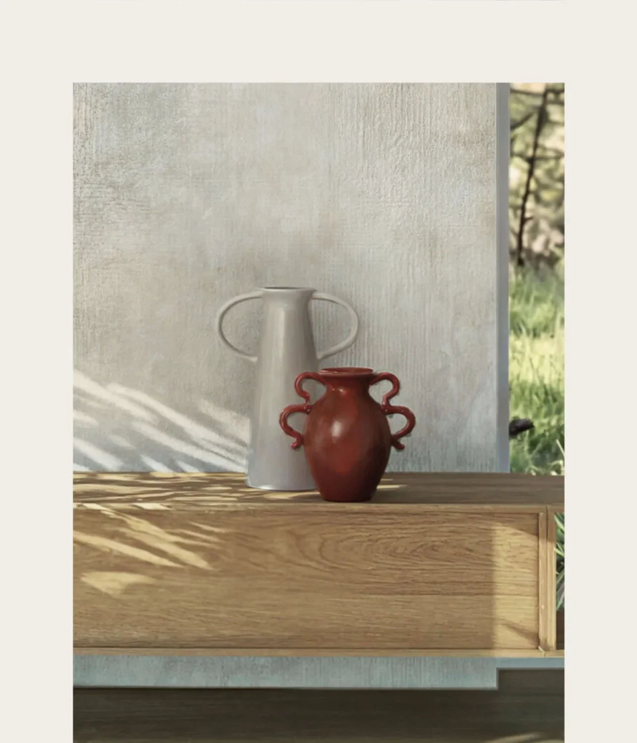 Návrh interiéru obývačky - detail doplnkov. Tento interiér je ukážkou organického minimalizmu, kde hlavné slovo nemá dekorácia, ale hmatateľný charakter materiálov