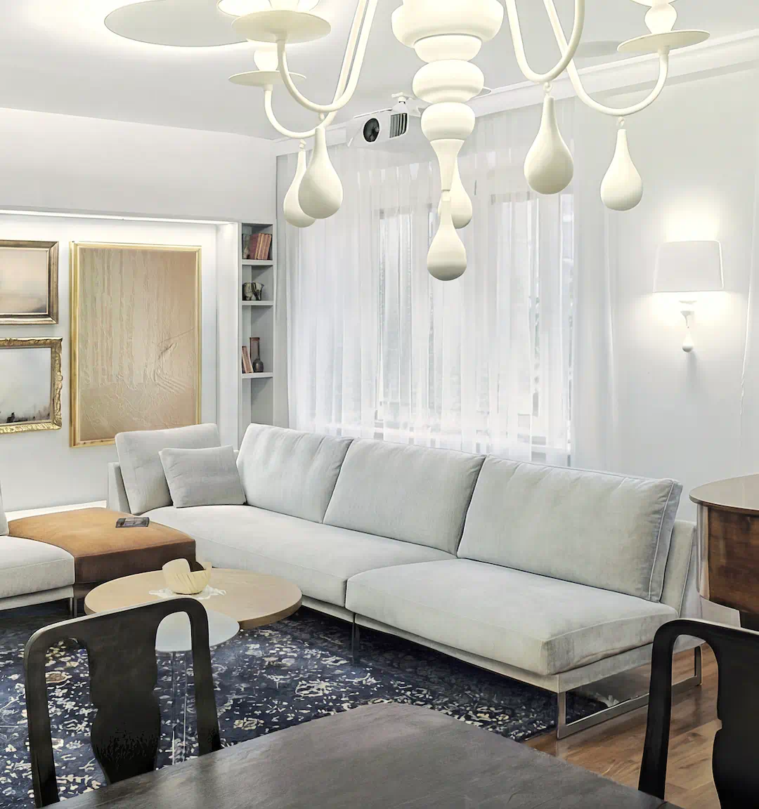 Návrh interiéru obývačky- interiérový dizajnér Linea Design. Návrh pracuje s kontrastom a odvážne mieša moderný štýl s klasickým.