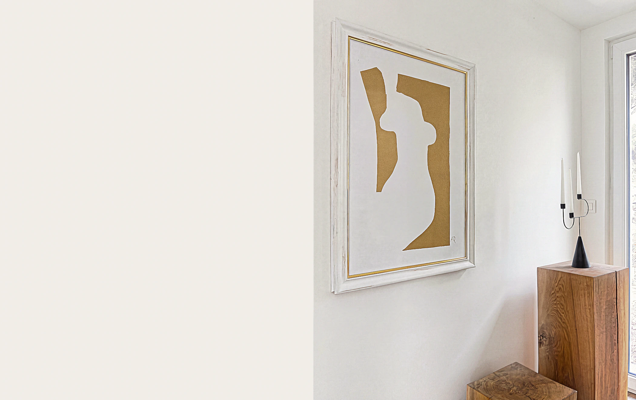 Návrh interiéru s umeleckými prvkami - Linea Design. Dôležitú úlohu v celom návrhu interiéru hrajú abstraktné obrazy, ktoré nekričia, ale sú vybrané v rovnakej farebnej palete, ako zvyšok interiéru.