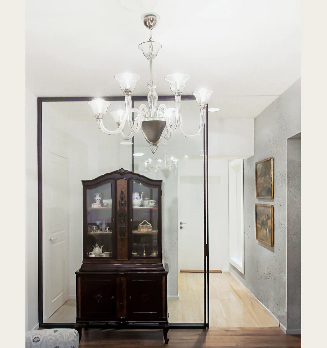 Návrh interiéru bytu - interiérový dizajnér Linea Design. Hlavným motívom tohto priestoru je odvážny kontrast medzi starožitnými prvkami a industriálnymi detailmi.