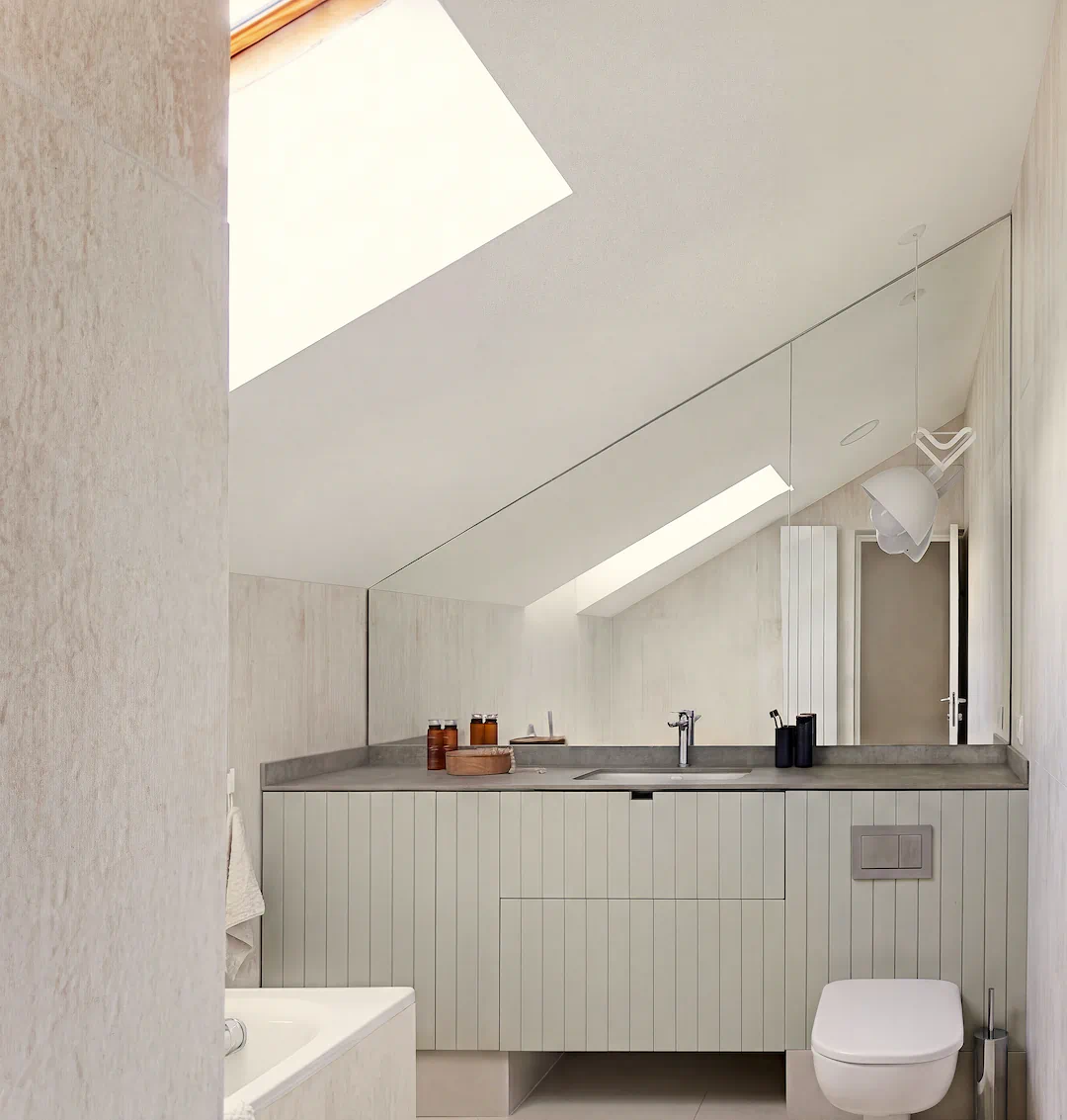 Návrh interiéru kúpelne s veľkým zrkadlom - interiérový dizajnér Linea Design