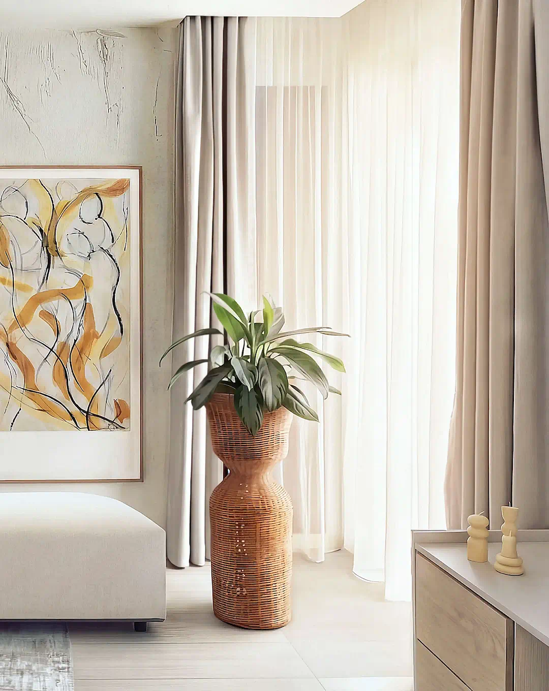 Návrh interiéru s umeleckými prvkami - interiérový dizajnér Linea Design. Obrazy nie sú cudzorodým prvkom, ale predĺžením konceptu.